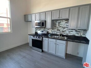 726 S Santa Fe Ave in Los Angeles, CA - Building Photo - Building Photo