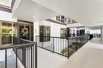 305 La Peninsula Blvd in Naples, FL - Building Photo - Building Photo