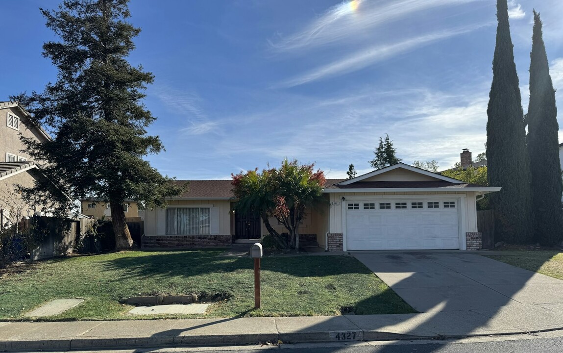 4327 Oakdale Pl in Pittsburg, CA - Foto de edificio