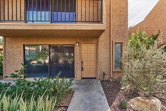 2420 Los Coyotes Dr in Palm Springs, CA - Building Photo - Building Photo