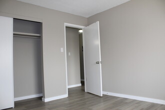 Oasis Apartments in Edmonton, AB - Building Photo - Building Photo