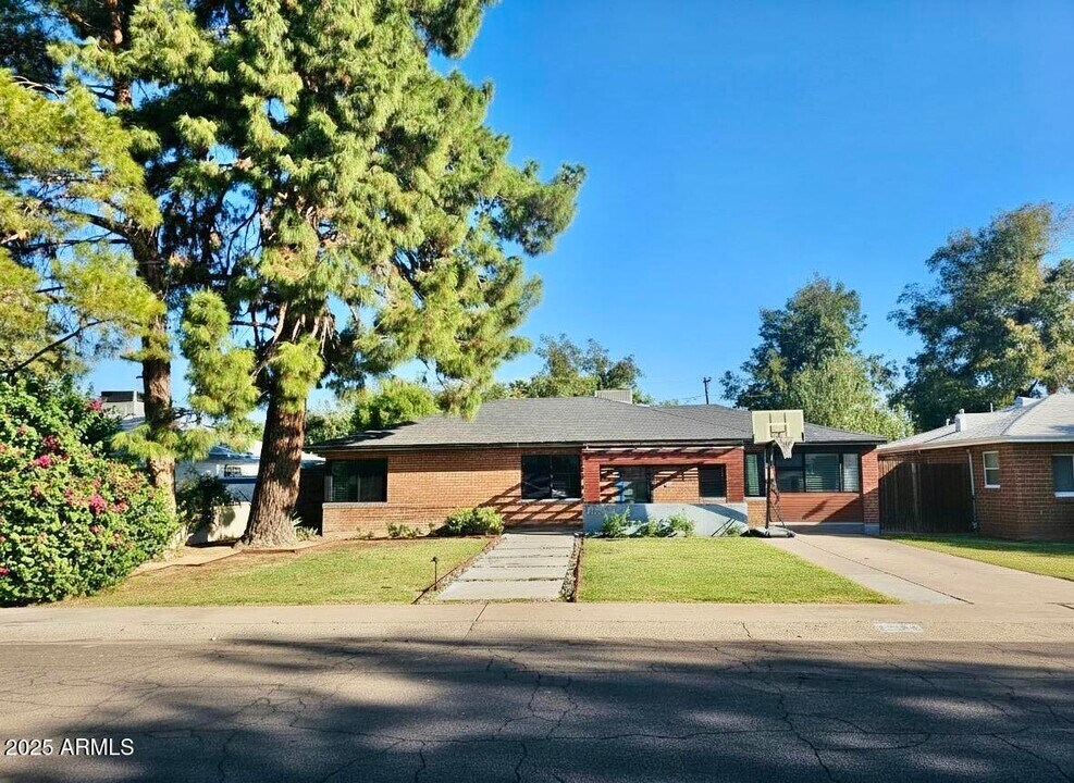 1520 W Berridge Ln in Phoenix, AZ - Building Photo