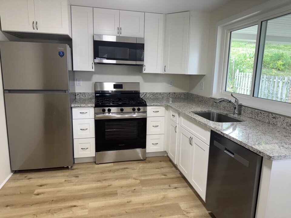 150 Bost Dr in West Mifflin, PA - Building Photo