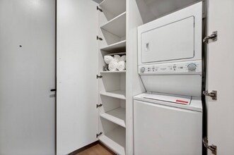 200 W Institute Pl in Chicago, IL - Building Photo - Building Photo