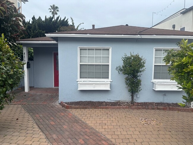 111 Barney Ct in Hermosa Beach, CA - Foto de edificio - Building Photo