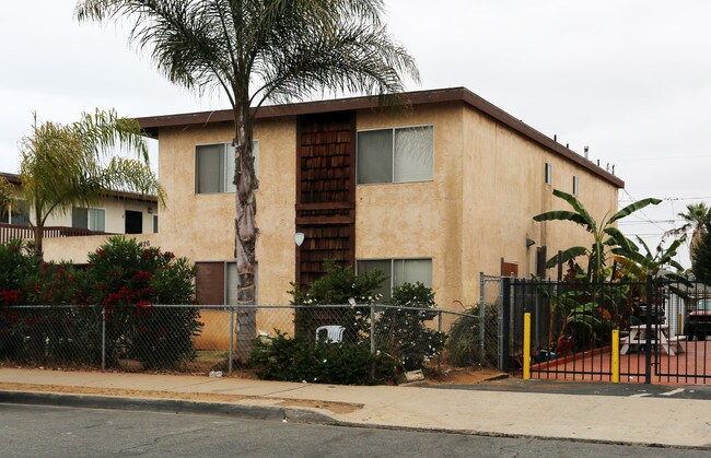 1426 Dubuque St in Oceanside, CA - Foto de edificio - Building Photo