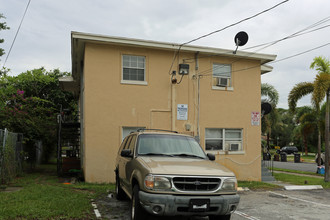 800 Douglass Ave in West Palm Beach, FL - Foto de edificio - Building Photo