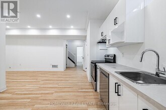 11 Craig Crescent in Toronto, ON - Building Photo - Building Photo