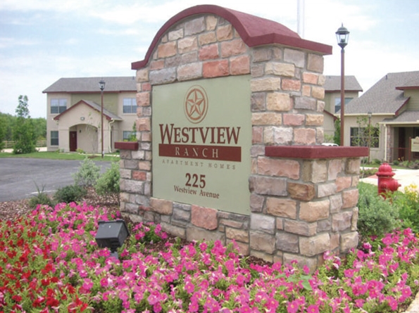 Westview Ranch in Pearsall, TX - Building Photo