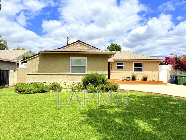 16457 Gledhill St in Los Angeles, CA - Building Photo - Building Photo