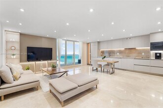 2301 Collins Ave, Unit # 1011 in Miami Beach, FL - Building Photo - Building Photo