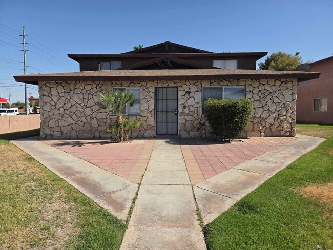 property at 1201 W 20th Pl