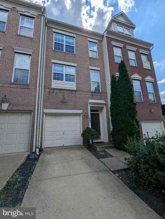 11465 Log Ridge Dr in Fairfax, VA - Building Photo