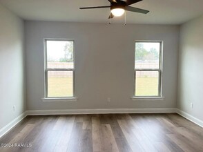 110 Nandina Dr in Scott, LA - Foto de edificio - Building Photo