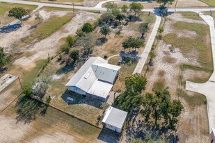 406 Sea Willow Dr in Marion, TX - Building Photo