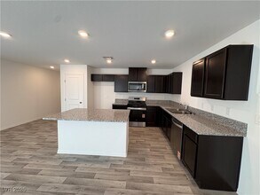 5943 Swift Lariat St in Las Vegas, NV - Foto de edificio - Building Photo