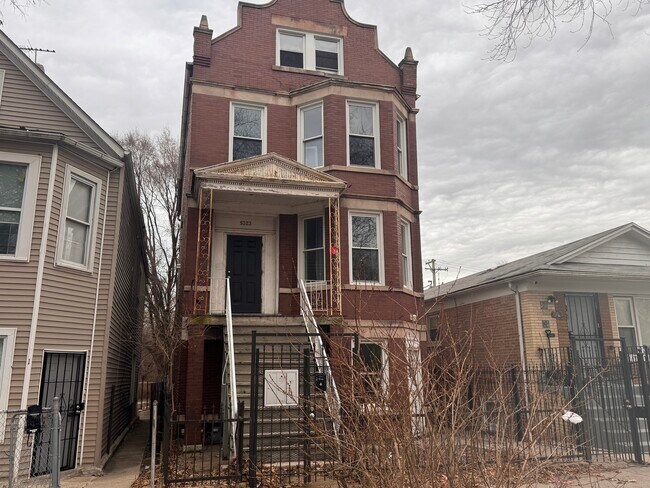 5323 S Damen Ave in Chicago, IL - Building Photo - Building Photo