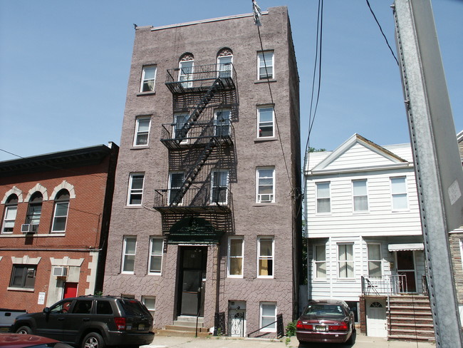 93 Garrison Ave in Jersey City, NJ - Building Photo - Building Photo