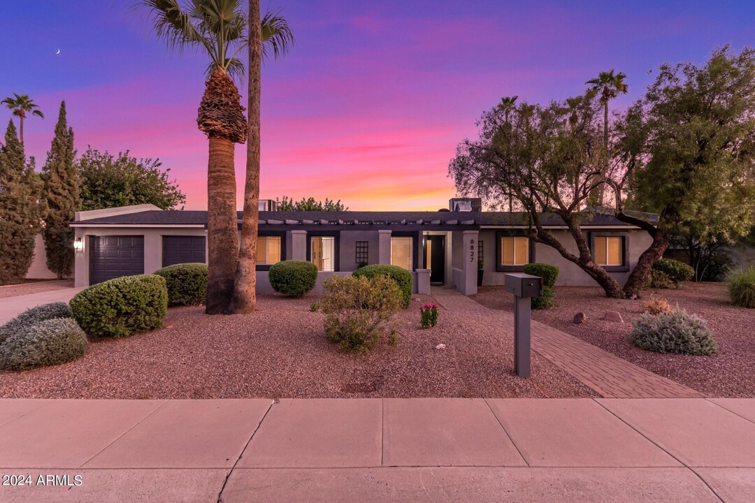 6827 E Ludlow Dr in Scottsdale, AZ - Foto de edificio