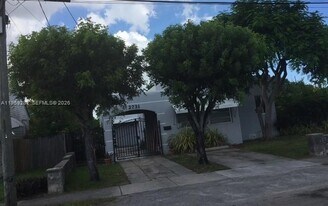 2731 NW 4th St in Miami, FL - Building Photo