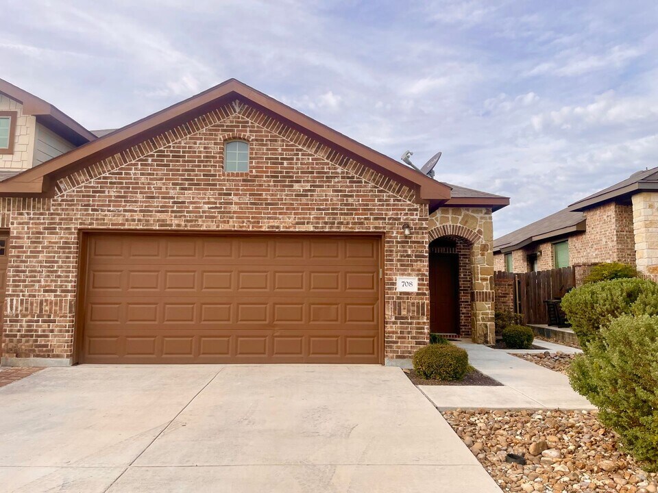 708 Creekside Cir in New Braunfels, TX - Building Photo