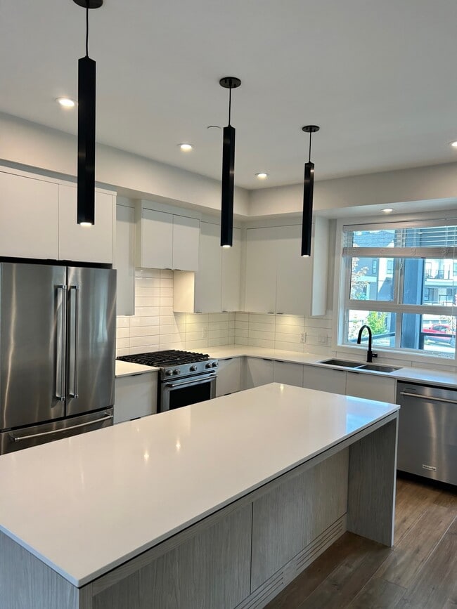 45500-45500 Campus Dr in Chilliwack, BC - Building Photo - Building Photo