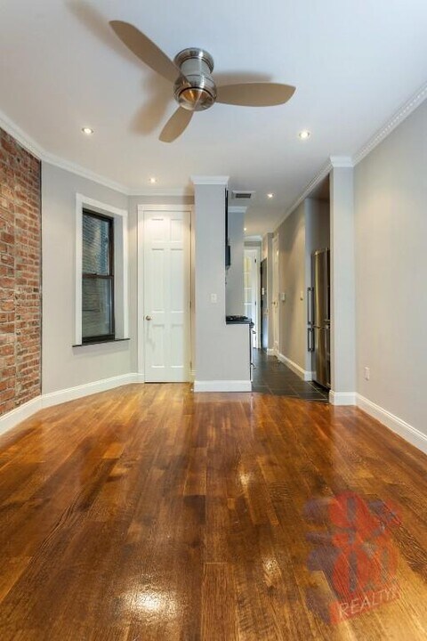309 E 8th St in New York, NY - Building Photo