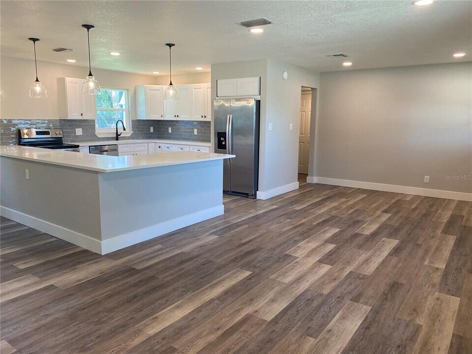 4730 W Wisconsin Ave in Tampa, FL - Building Photo