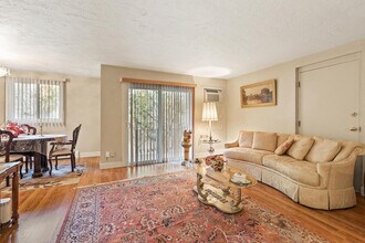 100 Fellsview Ter, Unit 106 in Stoneham, MA - Foto de edificio - Building Photo