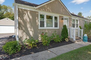222 Robbins Ave in Newington, CT - Building Photo