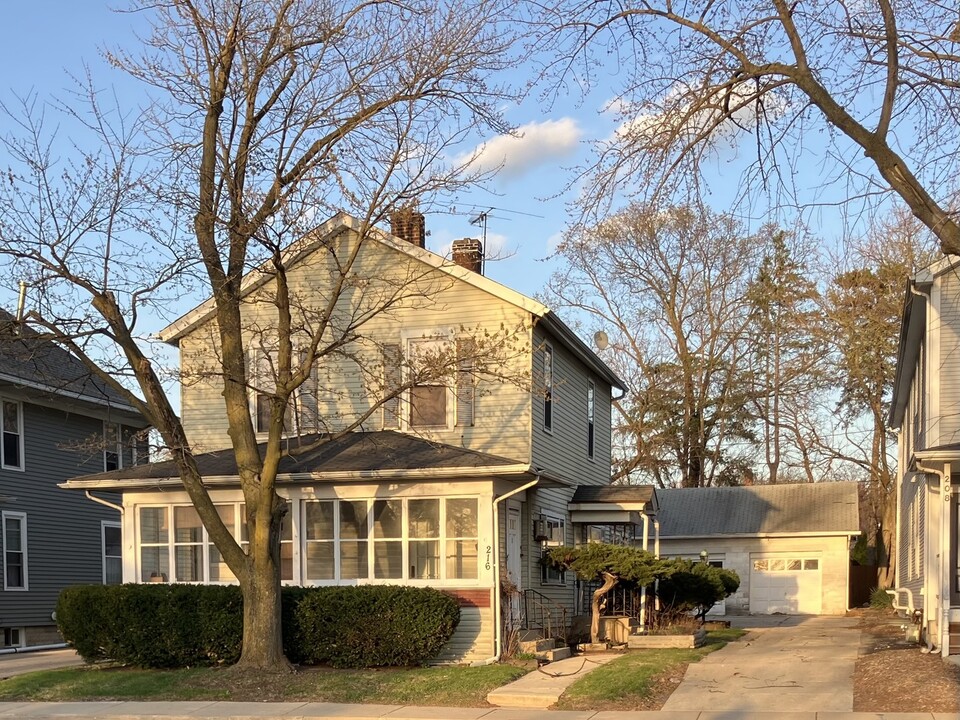 216 N Washington St in Naperville, IL - Foto de edificio