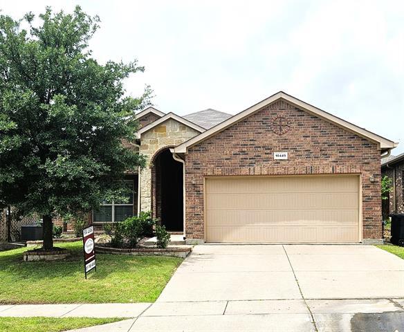 10449 Mono Lake Rd in Fort Worth, TX - Foto de edificio