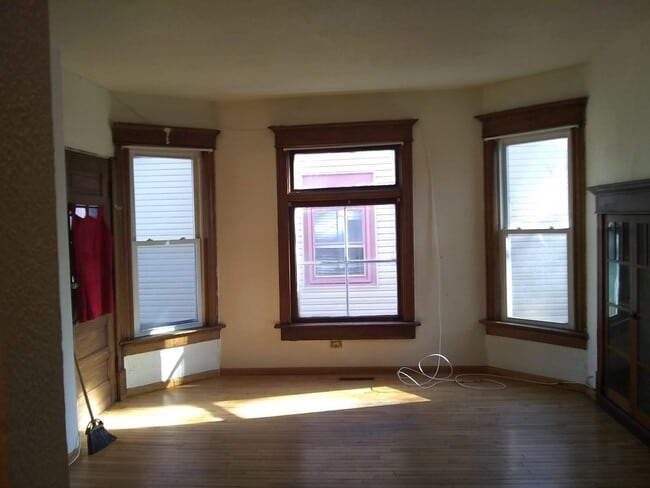708 N County St, Unit Martinez apartments in Waukegan, IL - Building Photo - Building Photo