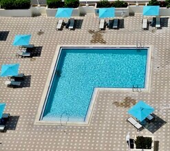 5701 Collins Ave, Unit 1107 in Miami Beach, FL - Building Photo - Building Photo