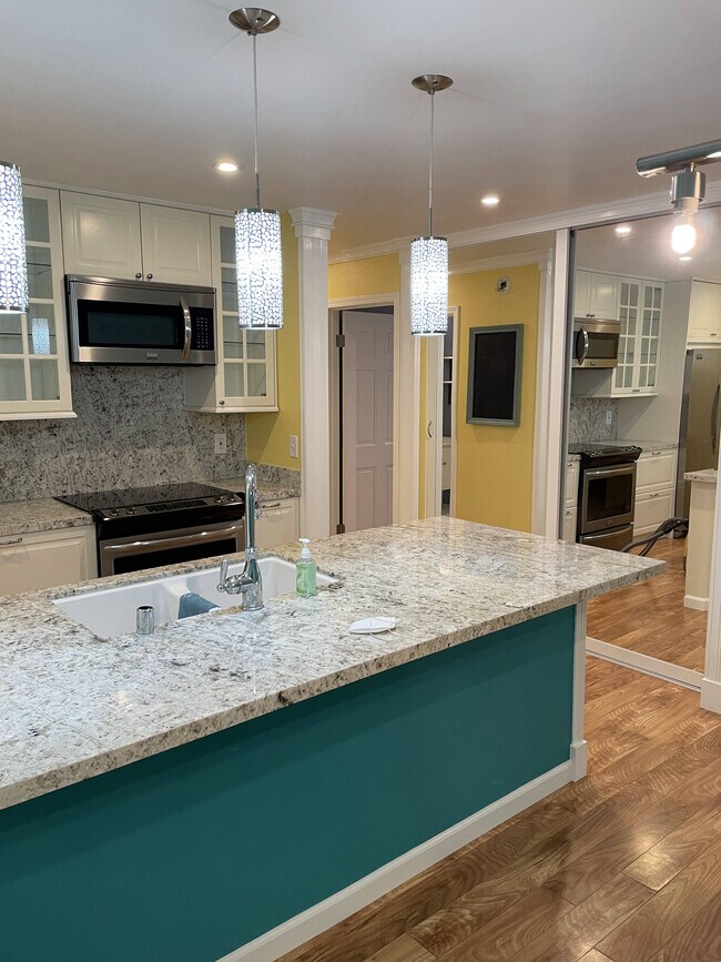 4900 Overland Ave, Unit 120 in Culver City, CA - Building Photo - Building Photo