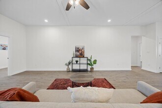 17701 Village Dr in Dripping Springs, TX - Foto de edificio - Building Photo