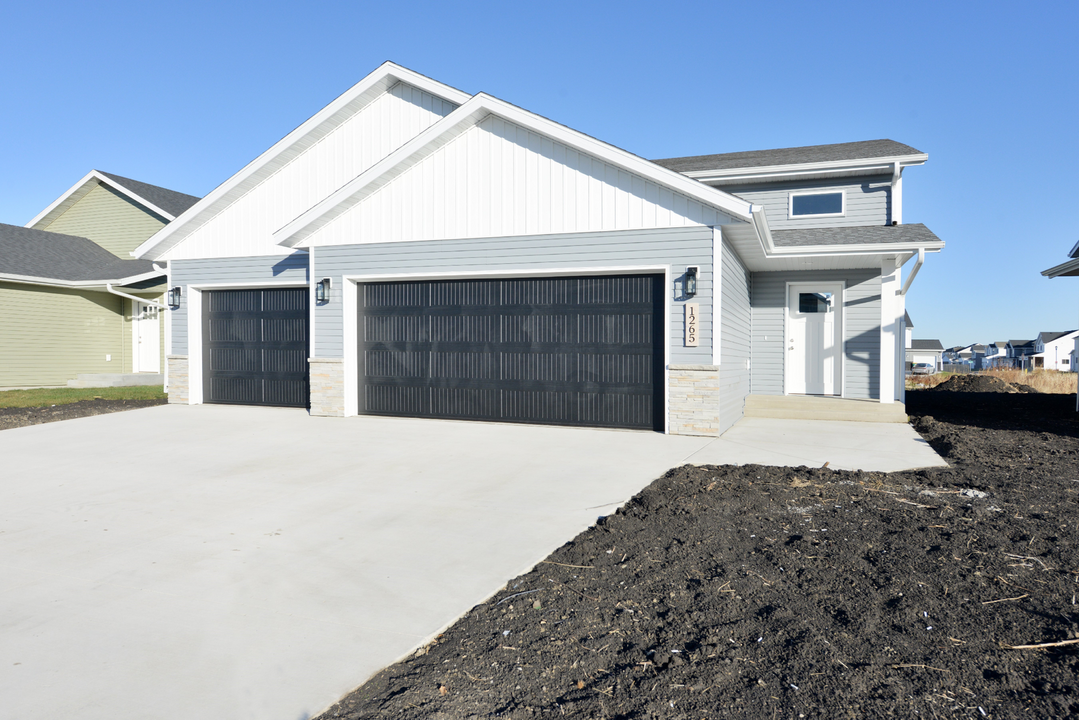 1265 Jill Dr W in West Fargo, ND - Building Photo