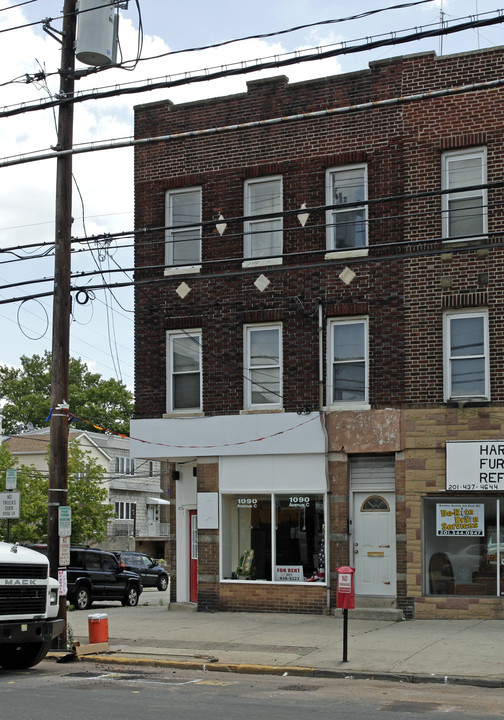 1090 Avenue C in Bayonne, NJ - Foto de edificio