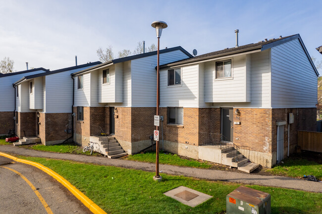 Bow River Townhomes in Calgary, AB - Building Photo - Building Photo