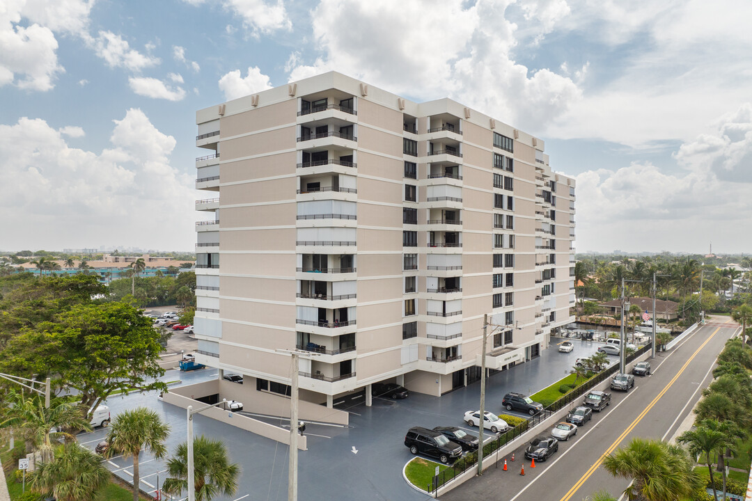 Emerald Tower in Pompano Beach, FL - Building Photo