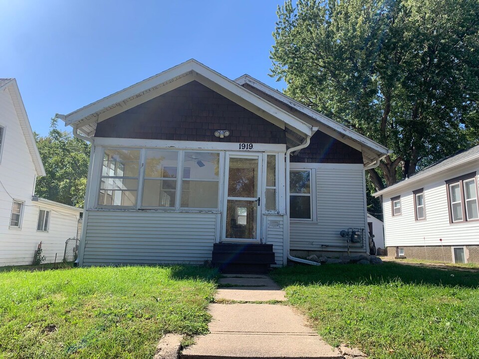 1919 S Duluth Ave in Sioux Falls, SD - Foto de edificio