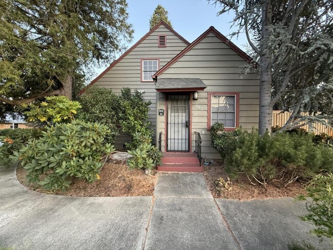 882 NE 7th St in Grants Pass, OR - Building Photo - Building Photo