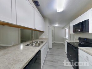 8127 Creedmoor Dr in Jacksonville, FL - Foto de edificio - Building Photo