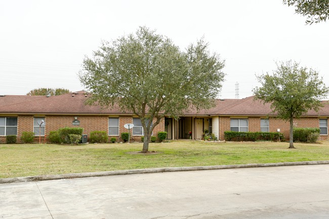 Simmons Gardens in Houston, TX - Building Photo - Building Photo