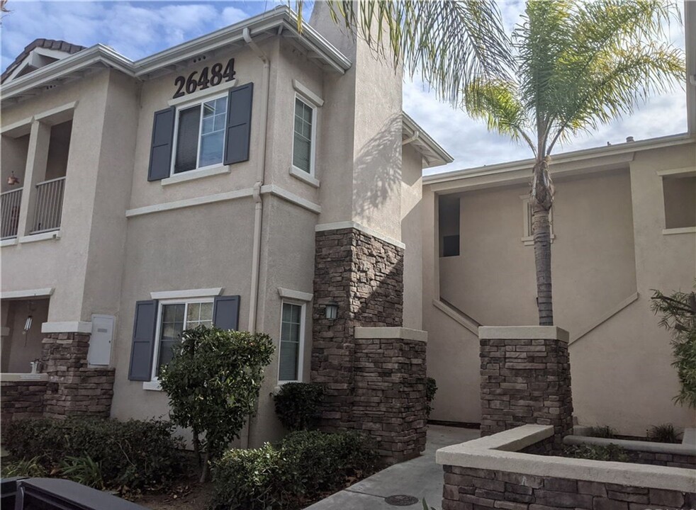 26484 Arboretum Way in Murrieta, CA - Building Photo