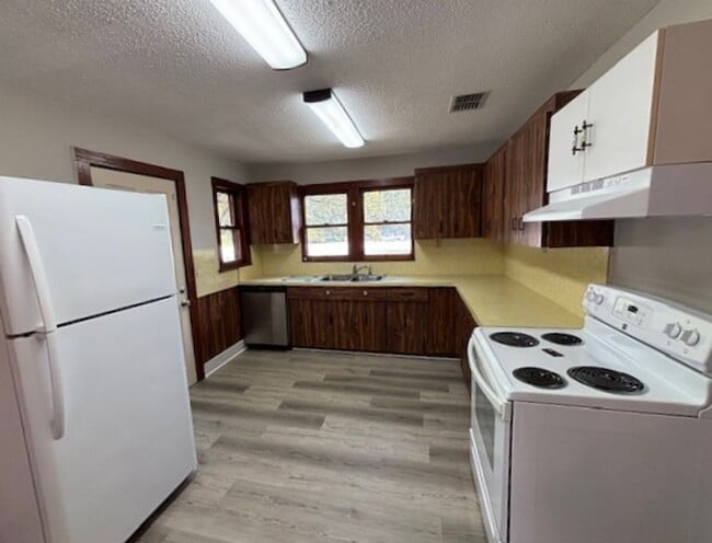 8469 Cobb Rd in Brooksville, FL - Building Photo - Building Photo