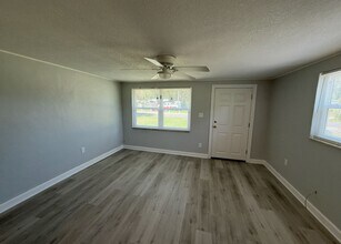 5904 Kingsview Ln-Unit -Unit A in Riverview, FL - Building Photo - Building Photo