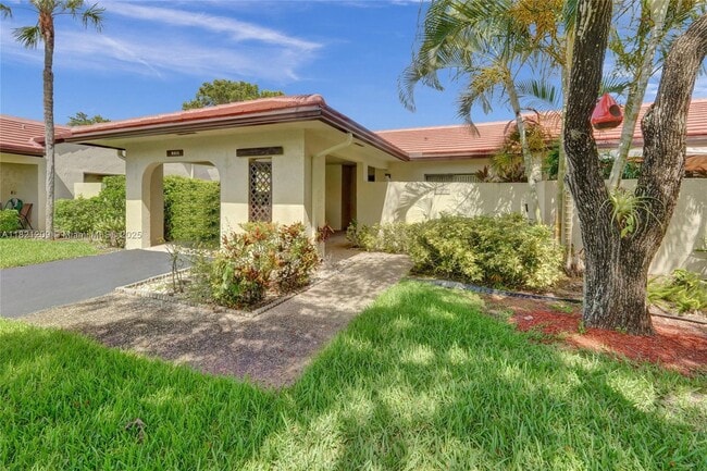 property at 8511 Casa Del Lago