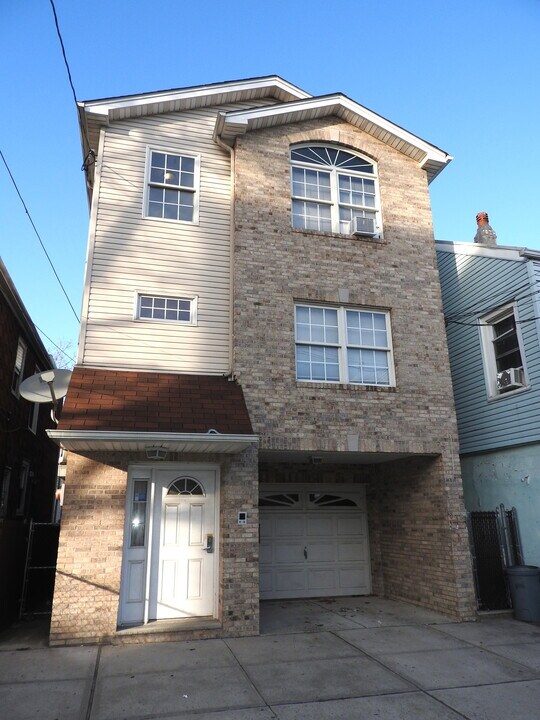 40 Leonard St in Jersey City, NJ - Building Photo