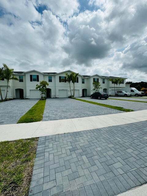 4390 Hammock Grove Dr in Wellington, FL - Building Photo